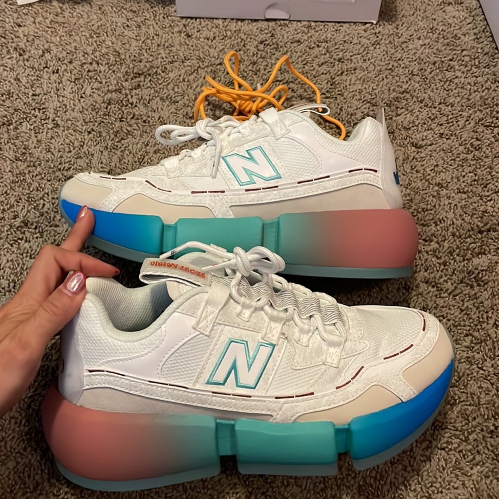 New BalanceSneakers- NEVER BEEN WORN. Mens size 8, converts to a Womens 9.5